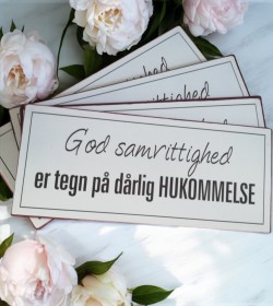 Hvidt skilt God...