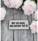 Hvid magnet 5x10 cm. Mor ved meget..