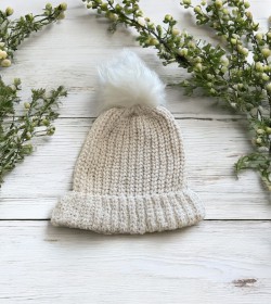 Creme hue med fake fur pom pom