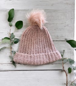 Rosa hue med fake fur pom pom