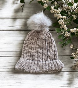 Sand hue med fake fur pom pom