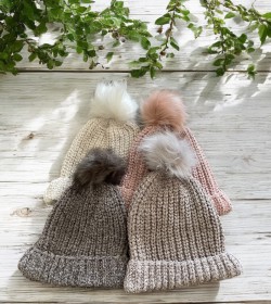 Creme hue med fake fur pom pom