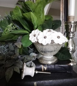 Møbelknop hvid blomst Ø: 4 cm.  - 2