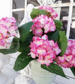 Kunstig rosa/hvid hortensia...