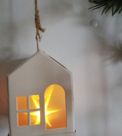 Lille hvidt LED-hus med dør...