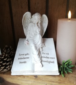 Gravpynt med engel på bog...