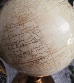 Creme globus H: 23 cm.